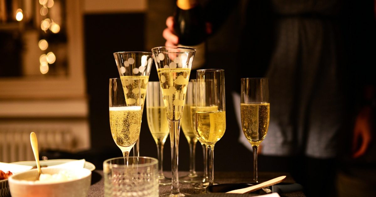 深夜烛光中，一个男人凝视着若隐若现的鬼魂轮廓，酒红与金色调渲染出「和鬼在一起的男人」灵异爱情的神秘氛围
